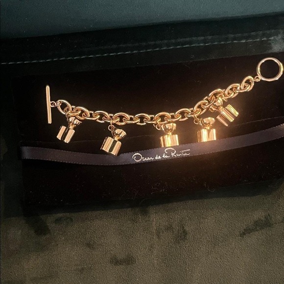 Oscar de la Renta Gold Tone Toggle Clasp Charm Bracelet Gift Box - Picture 2 of 2